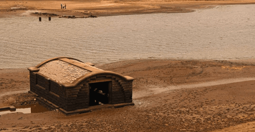 Не хотели уезжать: последняя жительница рассказала о деревне "потерянной под водой"