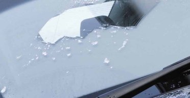 Лайфхаки для водителей: как разморозить стекло автомобиля за считанные минуты (фото)