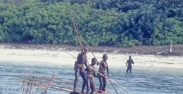 Заплыл на остров к жителям племени и пытался отравить их кока-колой: в Индии задержали туриста