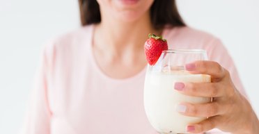 Приводят к "гормональному дисбалансу": 4 продукта, которые нельзя есть женщинам после 40