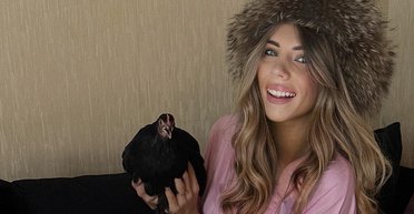 "Умнее некоторых людей": одесситка принесла любимую курицу на маникюр (видео)