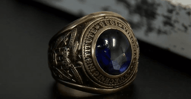 Жінка знайшла на стоянці старий перстень: найцікавіше сталося потім (фото)