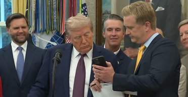 Что выкидывали из окна Белого дома: Трамп заявил, что это ИИ-видео