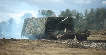 Учатся у оккупантов: в Беларуси показали собственный "танк-сарай" с кустарной защитой (видео)