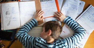 "Хто це складав": батьки збентежені домашнім завданням для 7-річних дітей (фото)