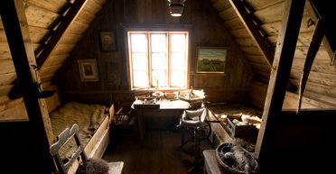 Таємниця старого будинку: загадкові сліди на горищі налякали чоловіка (фото)