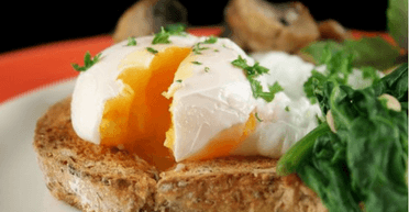 Без каструлі та окропу: жінка поділилася способом приготування яєць-пашот (відео)