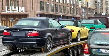 В Киеве заметили автовоз с редкими коллекционными спорткарами BMW (фото)