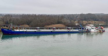 Ушел под воду: в сети появились новые фото пораженного в Ростове танкера "Валерий Горчаков"