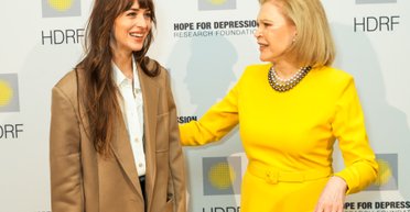 Дакота Джонсон продемонструвала стильний блейзер на осінь 2023 (фото)