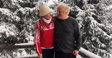 Борис Джонсон із дружиною поставили своїх маленьких дітей на лижі (відео)