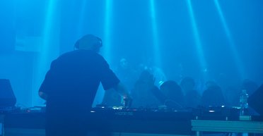 "Мы будем танцевать на могиле Путина": как рейв-культура стала формой сопротивления в Украине