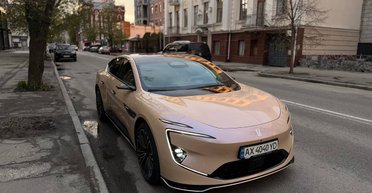 580 сил і немає заднього скла: у Харкові засвітився стильний електрокар від Huawei (фото)