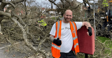 Обдурив смерть: затримка з поштою врятувала чоловікові життя після падіння величезного дерева