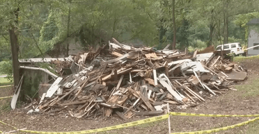 Помилилися адресою: жінці, чий будинок випадково знесли, надходять повідомлення про штрафи