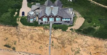 Висів над прірвою: багатомільйонний особняк на березі моря вирішили знести (фото)