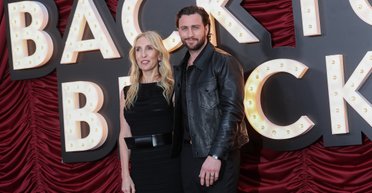 Сем і Аарон Тейлор-Джонсон відвідали прем'єру біографічного фільму про Емі Вайнгаус (фото)