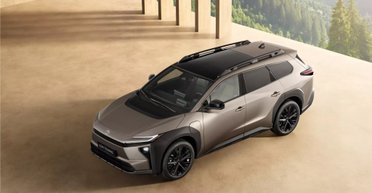 Большой багажник и 4,4 с до сотни: презентован самый большой электрокроссовер Toyota (фото)