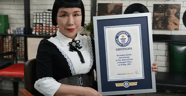 "Це подарунок Будди": який вигляд має жінка з найдовшими віями у світі (фото, відео)