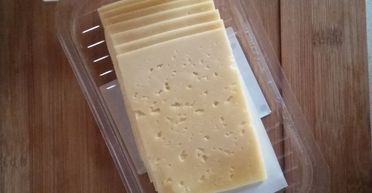 "Як це розуміти": покупця чекав сюрприз у пачці швейцарського сиру (фото)