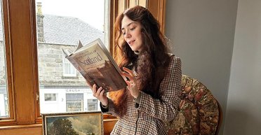 Ведет соцсети на русском: украинское издательство уничтожит тираж книги Юлианны Караман