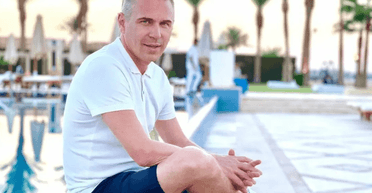 На Канарських островах? Найвідомішого вчителя української мови звинуватили у виїзді за кордон