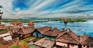 Посреди джунглей: мужчина попал в самый большой город мира, куда не ведут дороги (фото)