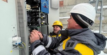 Київ без світла: 500 будинків залишаються без опалення, до багатоповерхівок підвозять великі генератори