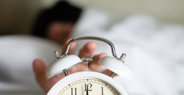 Не забудьте перевести стрелки часов: Украина перешла на летнее время, что стоит знать