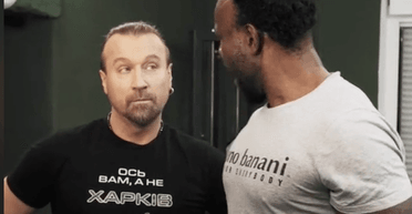 Олег Винник у патріотичній футболці вийшов на звʼязок з-за кордону (відео)