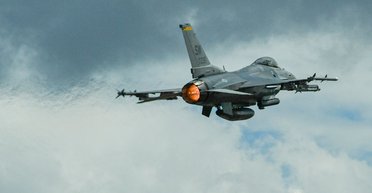 Украине нужно разрешить приглашать пилотов НАТО на пенсии для управления F-16, — сенатор