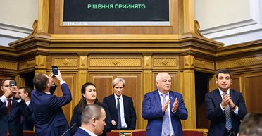 Кнутом и пряником. Как новый госбюджет повлияет на жизнь рядовых украинцев