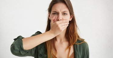 Плохо пахнет: 10 способов быстро убрать неприятный запах изо рта