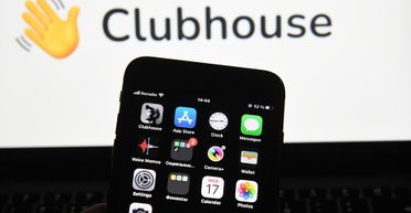 Двоє в "кімнаті". Чи стане Clubhouse інструментом політики