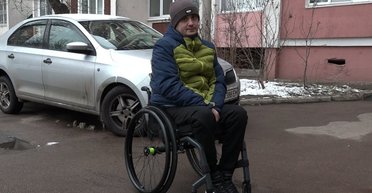 Горсовет разрешения не давал: в Житомире ветерану войны никак не установят подъемник в подъезде