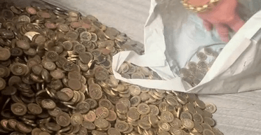 Чоловік вирішив розкрити скарбничку через 10 років і не повірив своїм очам: скільки він зібрав