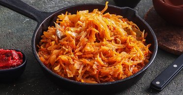 Подойдет для поста и вегетарианской диеты: рецепт вкуснейшей капусты с грибами и черносливом