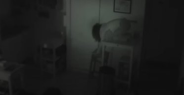 Ужасное открытие: мужчина обнаружил, кто долгое время воровал еду из его холодильника (видео)