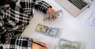 Украинцы покупают валюту: сколько приобрели и популярна ли покупка валюты на карту