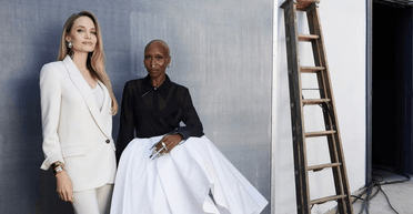 Анджеліна Джолі у світлому костюмі прикрасила обкладинку голлівудського глянцю (фото)