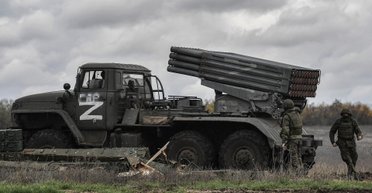 "Любишь стрелять - люби и сгорать": дрон-камикадзе подорвал российскую РСЗО "Град" (видео)