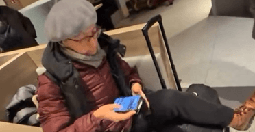"Вас двое, а мест четыре": девушки публично унизили бабушку, которая хотела сесть