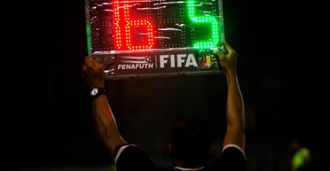 Люди в черном возвращаются: россиянам разрешили судить международные футбольные матчи