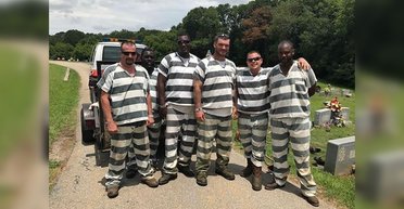 Шестеро заключенных могли сбежать, когда надзиратель потерял сознание: дальше произошло неожиданное (видео)