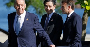 Фото на память: почему Макрон искал Лаврова на саммите G-20, а Байден "исчез" в Амазонии