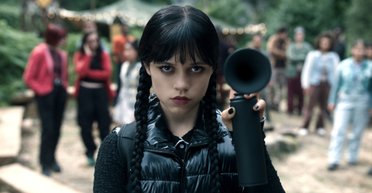 Вышел 2-й сезон сериала "Венздей": где смотреть и что нам покажут (видео)