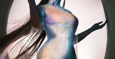 Співачка Бйорк знялася для глянцю в "голій" сукні: який вона має вигляд (фото)