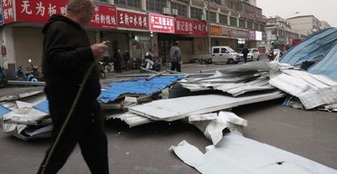 "Щоб не здуло вітром": у Китаї людей вагою до 50 кг закликають не виходити з дому (фото)