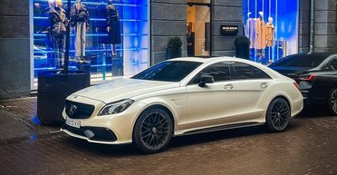 585 сил и максимальные 300 км/ч: в Киеве заметили сверхмощный Mercedes (фото)