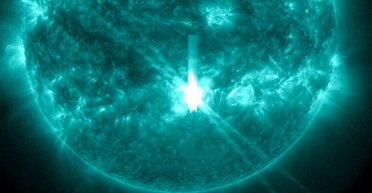 На Солнце произошла самая мощная вспышка за 7 лет: Земля пострадала, но это еще не все (видео)
